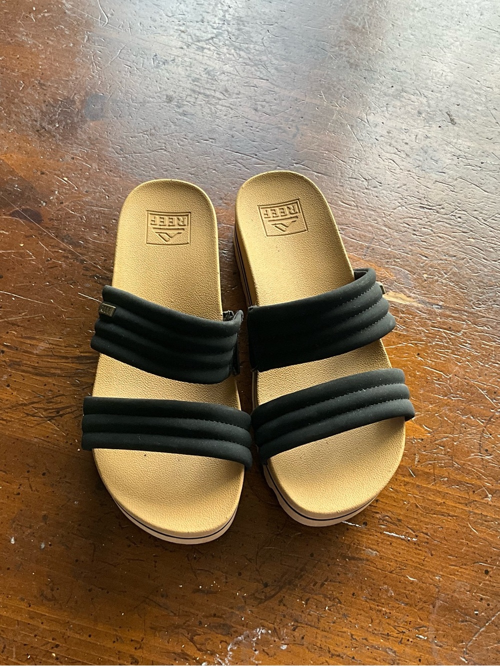 Ladies size 6 reef sandals - Picture 3 of 9